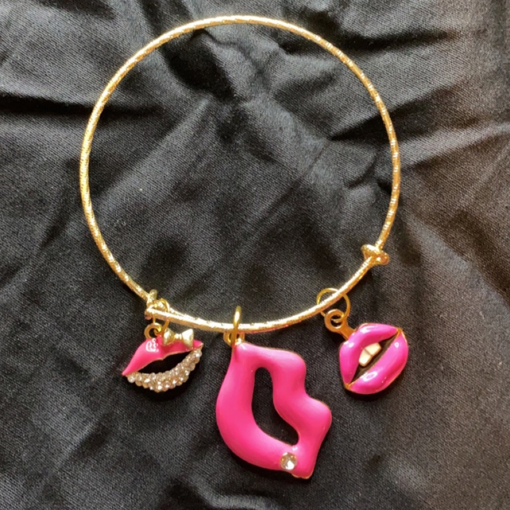 💖💖 Kissy Lip Bangle 💖💖 - Picture 2 of 3